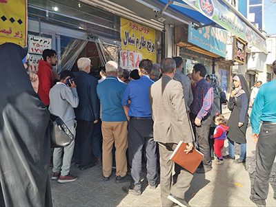 صف مردم  برای خرید با کالا برگ در مشهد